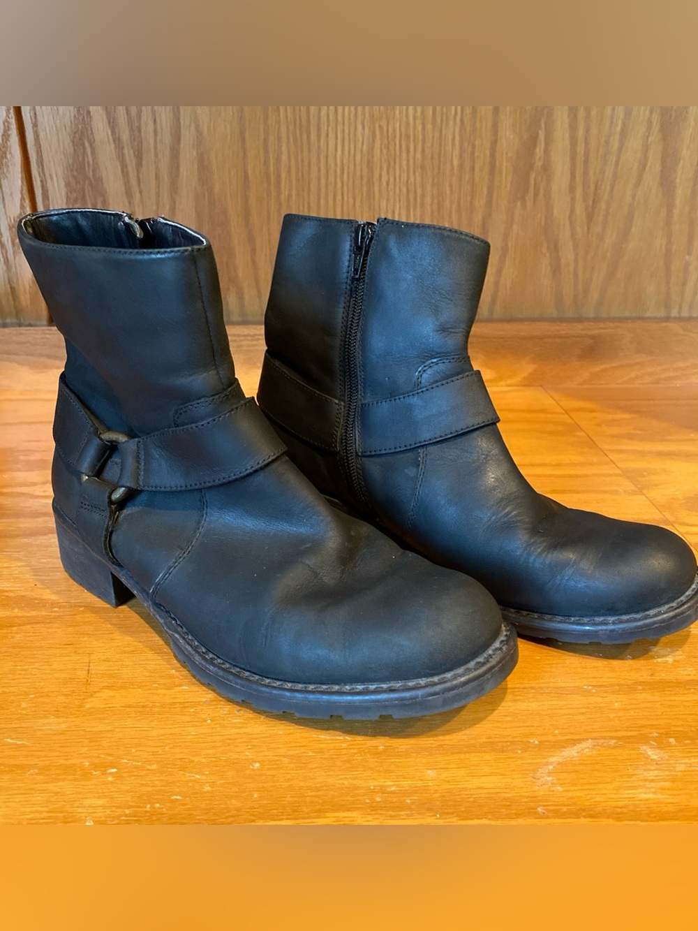 Clarks Leather Ankle Boots Womens Size 9 Black Zip Bootie Biker Grunge Casual